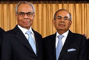 Hindujas among Britain's top 3 richest families: Oxfam Hindujas among Britain's top 3 richest families: Oxfam