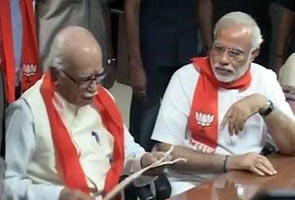 एकजुटता दिखाने की कोशिश : आडवाणी ने नरेंद्र मोदी की मौजूदगी में भरा पर्चा