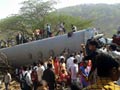 कोंकण मार्ग पर पटरी से उतरी यात्री ट्रेन, 19 लोगों की मौत