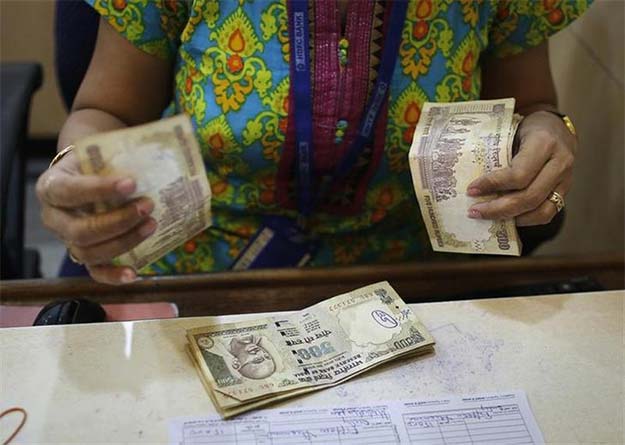Rupee Near Three-week High as Foreign Banks Sell Dollars