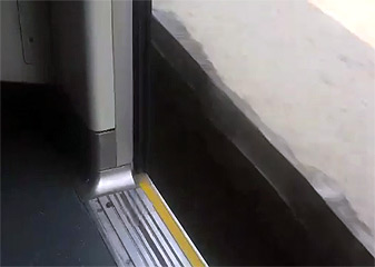 दिल्ली मेट्रो में बड़ी लापरवाही, खुले रहे दरवाजे, दौड़ती रही ट्रेन