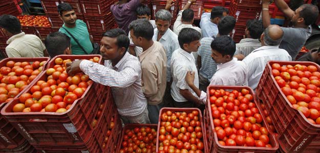 प्याज, दाल, सरसों तेल के बाद अब टमाटर! साल भर में ढाई गुना महंगा