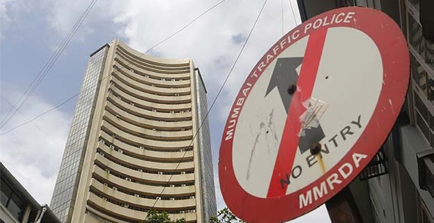 औंधे मुंह गिरा शेयर बाज़ार, BSE सेंसेक्स 1158 अंक लुढ़का, रुपया फिर सर्वकालिक निचले स्तर