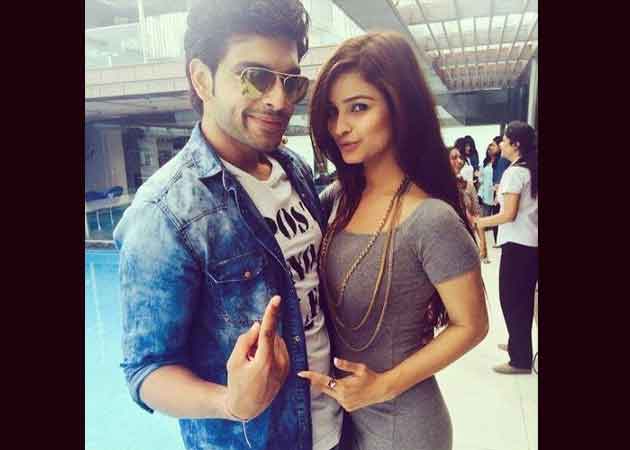 One Kiss, 15 Retakes: Karan Kundra, Chetna Pande Finally Get it Right