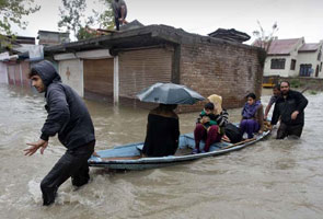 बाढ़ प्रभावित जम्मू-कश्मीर में नौसेना के कमांडो तैनात, संचार व्यवस्था ध्वस्त