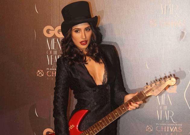 Nargis Fakhri Raps For Hrithik Roshan in Bang Bang Dare Win