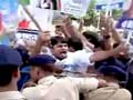 नरेंद्र मोदी सरकार के 100 दिन पूरे : एनएसयूआई ने किया राजनाथ के घर के बाहर प्रदर्शन