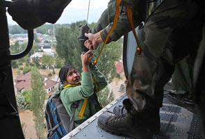 जम्मू-कश्मीर में बाढ़ : सेना प्रमुख ने कहा, आखिरी शख्स को बचाने तक जारी रहेगा ऑपरेशन