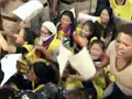 चिनफिंग और मोदी की वार्ता के दौरान हैदराबाद हाउस के बाहर तिब्बतियों ने विरोध प्रदर्शन किया