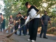 <i>Swachh Bharat</i>: Amitabh Bachchan Sweeps Mumbai Street