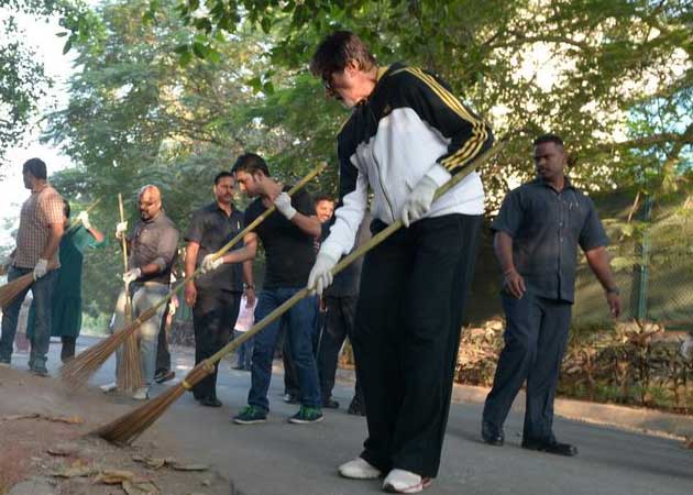 <i>Swachh Bharat</i>: Amitabh Bachchan Sweeps Mumbai Street