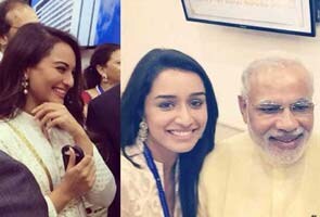 फिल्मी सितारों में प्रधानमंत्री नरेंद्र मोदी संग सेल्फी की लगी होड़ फिल्मी सितारों में प्रधानमंत्री नरेंद्र मोदी संग सेल्फी की लगी होड़