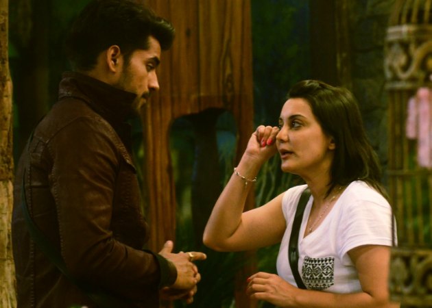 <i>Bigg Boss 8</i>: Lovebirds, a Fight and a Broken Mirror