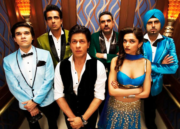 Shah Rukh Khan Once Carried a Fan Who Had Fainted to an Ambulance