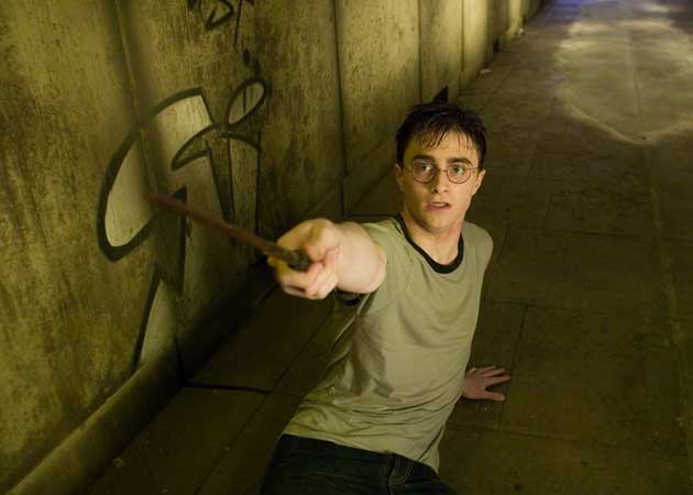 JK Rowling Sends Twitter Into a Frenzy with <i>Harry Potter</i> Hint