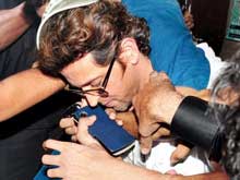 Hrithik Roshan Gets Mobbed By Unruly Fan