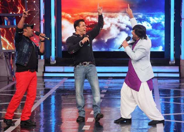 <i>Bigg Boss 8</i>: Salman Khan Sings, Steals the Show