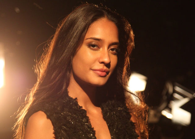 Lisa Haydon Recovering From Dengue, Skips <i>The Shaukeens</i> Event