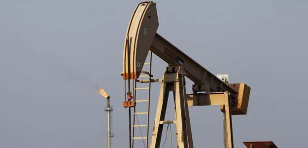 Oil Moves Above $60 as US Crude Stockpiles Fall