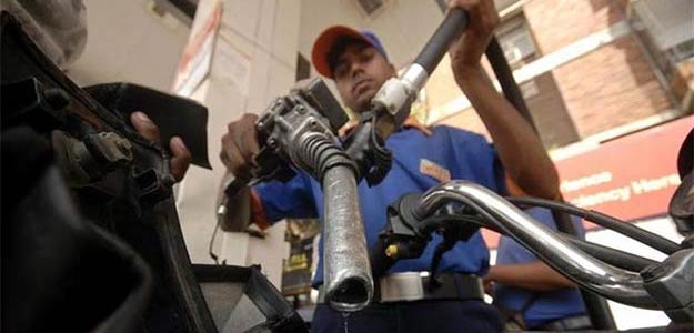 देशवासियों को मिला आजादी का तोहफा : पेट्रोल और डीजल हुआ सस्ता