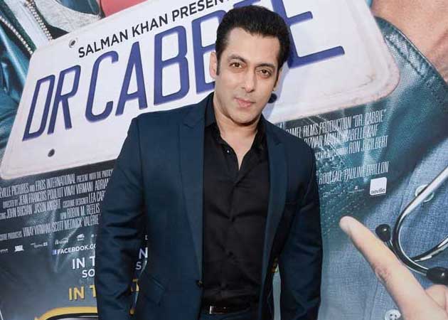 Salman Khan Accepts Prime Minister Narendra Modi's Clean India Challenge