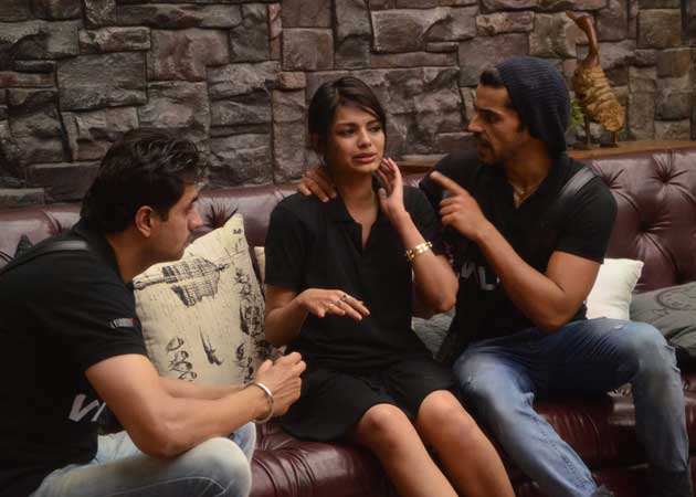 Catfight on <i>Bigg Boss 8</i>: Sonali Raut Breaks Down