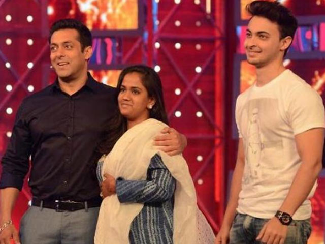 Salman Khan's Sister Arpita, Brother-in-Law Aayush Pay Him Surprise Visit on <i>Bigg Boss</i> Sets