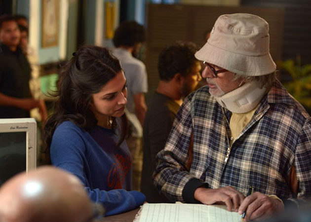 Amitabh Bachchan Defends Posting <i>Piku</i> Pictures on Social Media