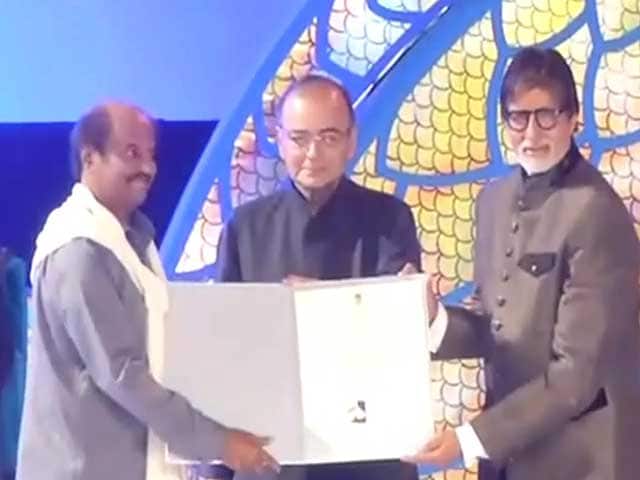 IFFI 2014: Amitabh Bachchan Presents Rajinikanth With Centenary Award