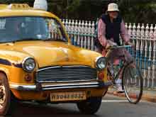 Amitabh Bachchan Cycles Down Kolkata Street and Memory Lane For <i>Piku</i>