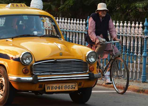 Amitabh Bachchan Cycles Down Kolkata Street and Memory Lane For Piku