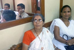 पीएम मोदी की पत्नी जसोदाबेन ने आरटीआई दायर कर उन्हें मुहैया सुरक्षा कवर की मांगी जानकारी पीएम मोदी की पत्नी जसोदाबेन ने आरटीआई दायर कर उन्हें मुहैया सुरक्षा कवर की मांगी जानकारी