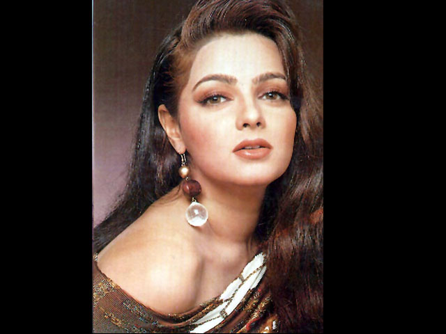 जानिये बॉलीवुड से अचानक गायब हुईं ममता कुलकर्णी की आज क्यों आई याद