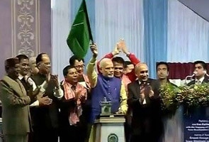 प्रधानमंत्री मोदी ने मेघालय को जोड़ने वाली पहली ट्रेन को दिखाई हरी झंडी प्रधानमंत्री मोदी ने मेघालय को जोड़ने वाली पहली ट्रेन को दिखाई हरी झंडी