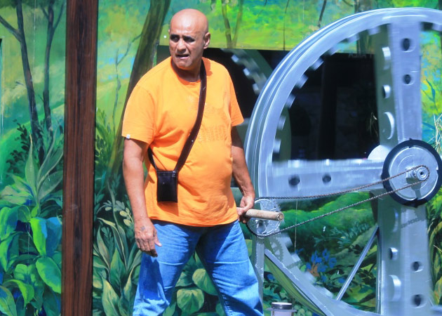 <i>Bigg Boss 8</i>: Puneet Issar Disqualified, Asked to Leave the House