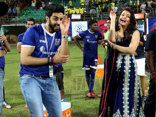 Aishwarya Rai Bachchan Gets a 'Snakes Dance' Lesson From Husband Abhishek