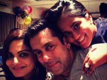 Salman and Khan-<i>daan</i> Celebrate Mother's Birthday at Arpita's New Home