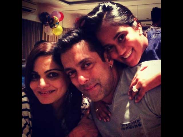 Salman and Khan-<i>daan</i> Celebrate Mother's Birthday at Arpita's New Home