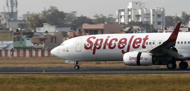 SpiceJet Aircraft With Damaged Tyre Makes Safe Landing in Goa