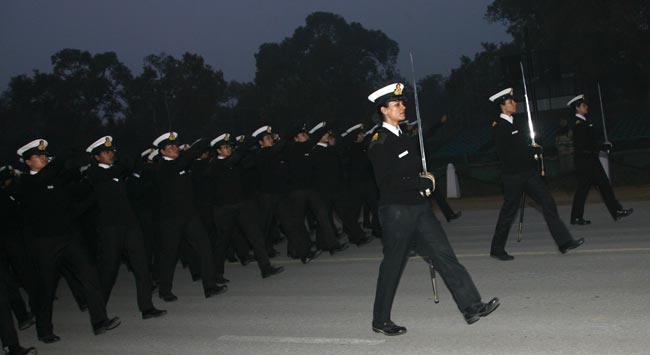 सेना की महिला अधिकारी परेड का अभ्यास करते हुए