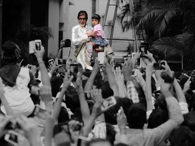 Amitabh Bachchan and Aaradhya Spend Sunday With Fans