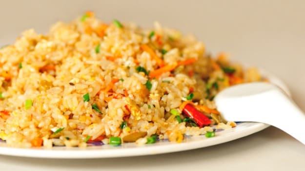 Leftover Rice Recipe: बचे हुआ चावलों को न करें वेस्ट, इस तरह बनाएं चाइनीज फ्राइड राइस