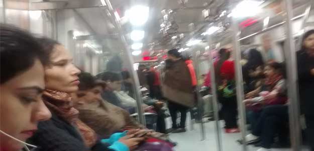 मेट्रो के महिला कोच में महिलाएं