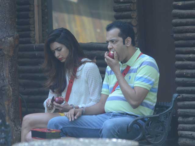 Bigg Boss Halla Bol: Karishma Tanna Handcuffed to Rahul Mahajan - NDTV