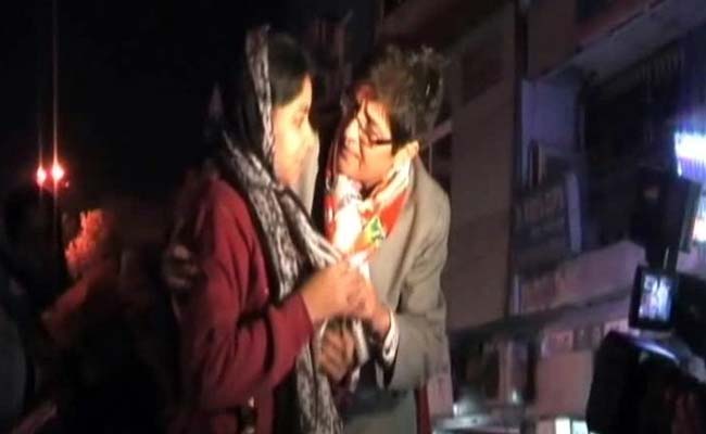 Kiran Bedi Seen Gifting Necklaces, AAP Alleges She Bribed Voters