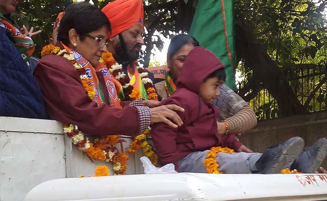 Kiran Bedi's Election Ride Shows Tussle for Photo-Ops. Child Included