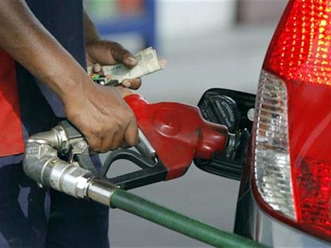 कांग्रेस ने पेट्रोल-डीज़ल की बढ़ी कीमतों को बताया मोदी सरकार का एनिवर्सरी गिफ्ट