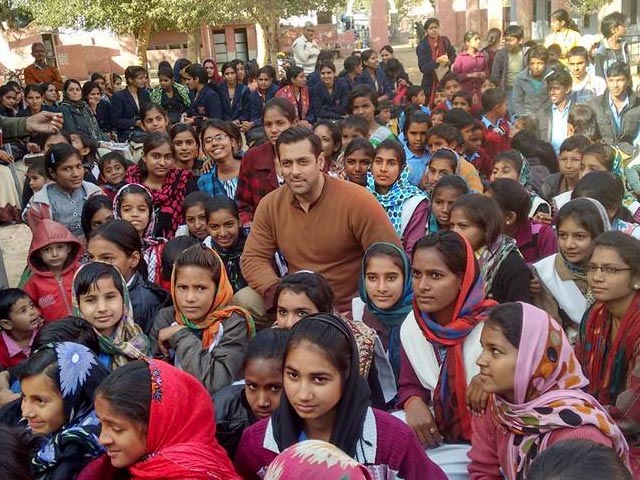 Salman Khan Surprises School Children on the Sidelines of <i>Bajrangi Bhaijaan</i> Shoot