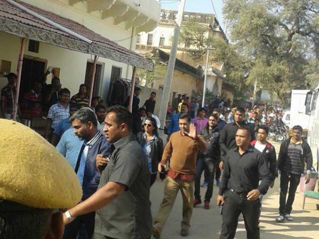 Rowdy Crowd Goes Out of Control on Sets of <i>Bajrangi Bhaijaan</i>
