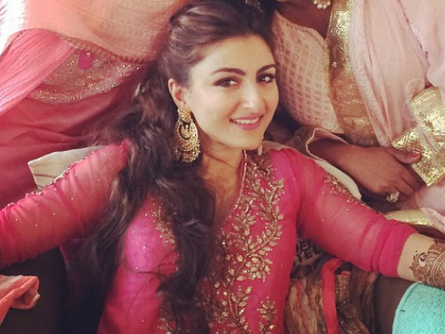 Soha Ali Khan's <i>Mehendi</i>: The Bride Wore Pink